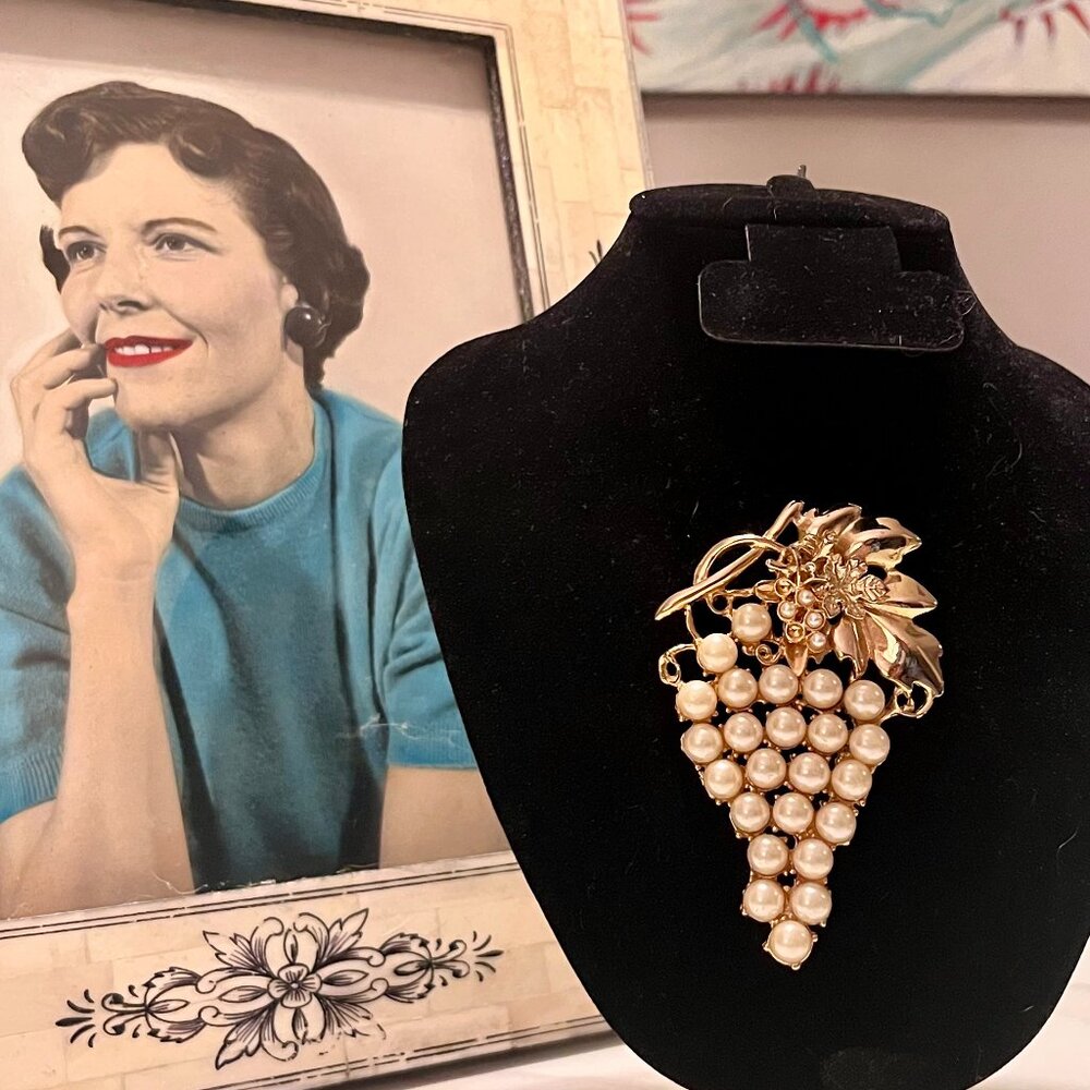 Gold Pearl Grape Cluster Brooch - Classic Women Jewelry - Picture 3 of 8